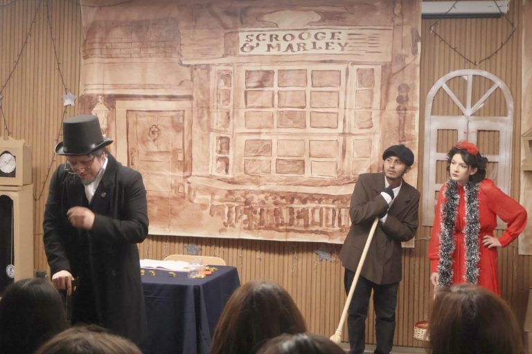 Estudiantes protagonizan adaptación de "Un Cuento de Navidad" de Dickens en Auditorio de Facultad de Ciencias Ambientales-EULA UdeC