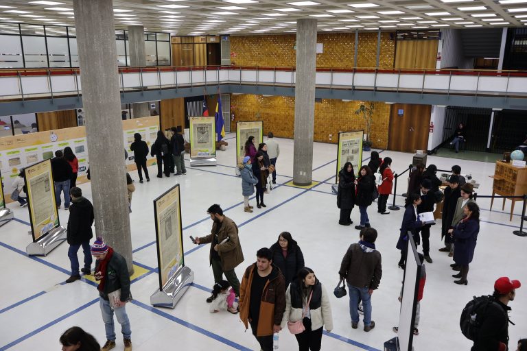 Vista aérea del Hall Central de Bibliotecas UdeC durante realización de Día de los Patrimonios 2024