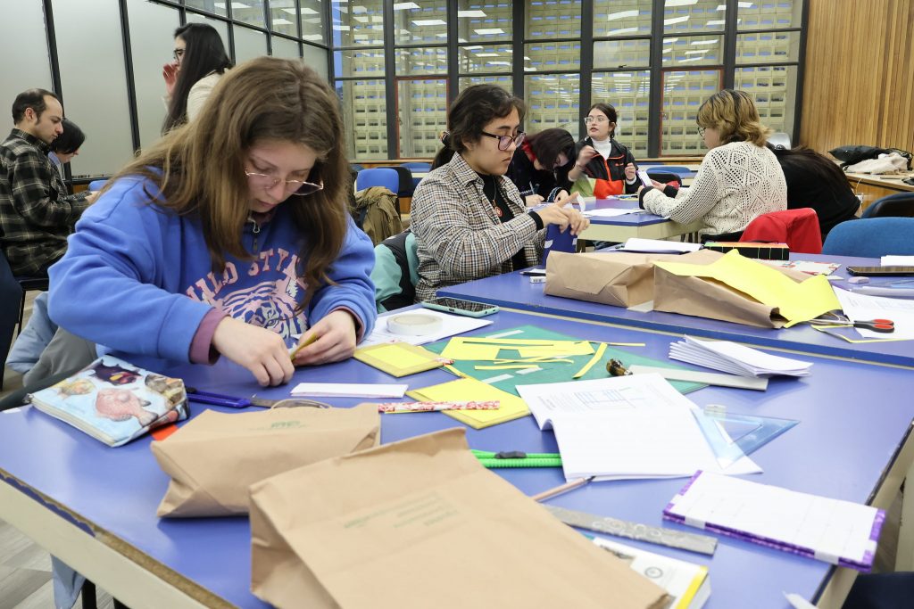 Imagen de archivo de taller de encuadernación estilo belga efectuado en salón de la Biblioteca Central