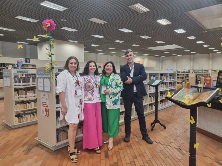 Foto grupal de delegación de la Dirección de Bibliotecas UdeC que participó en encuentro FOLIO 2025