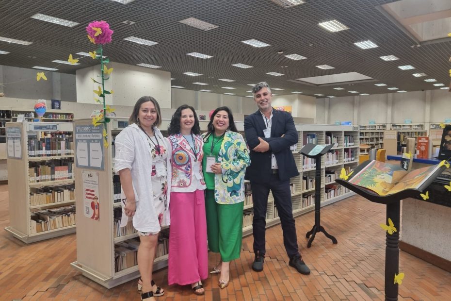 Foto grupal de delegación de la Dirección de Bibliotecas UdeC que participó en encuentro FOLIO 2025