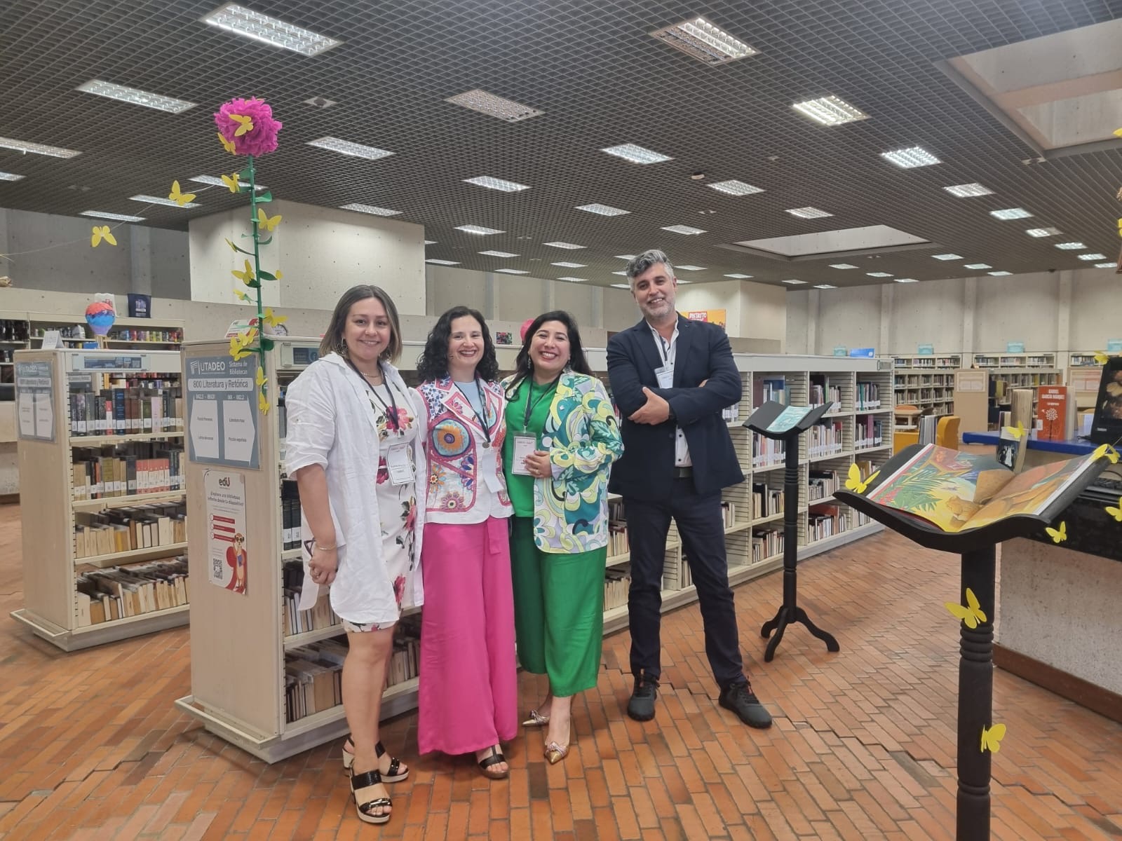 Foto grupal de delegación de la Dirección de Bibliotecas UdeC que participó en encuentro FOLIO 2025