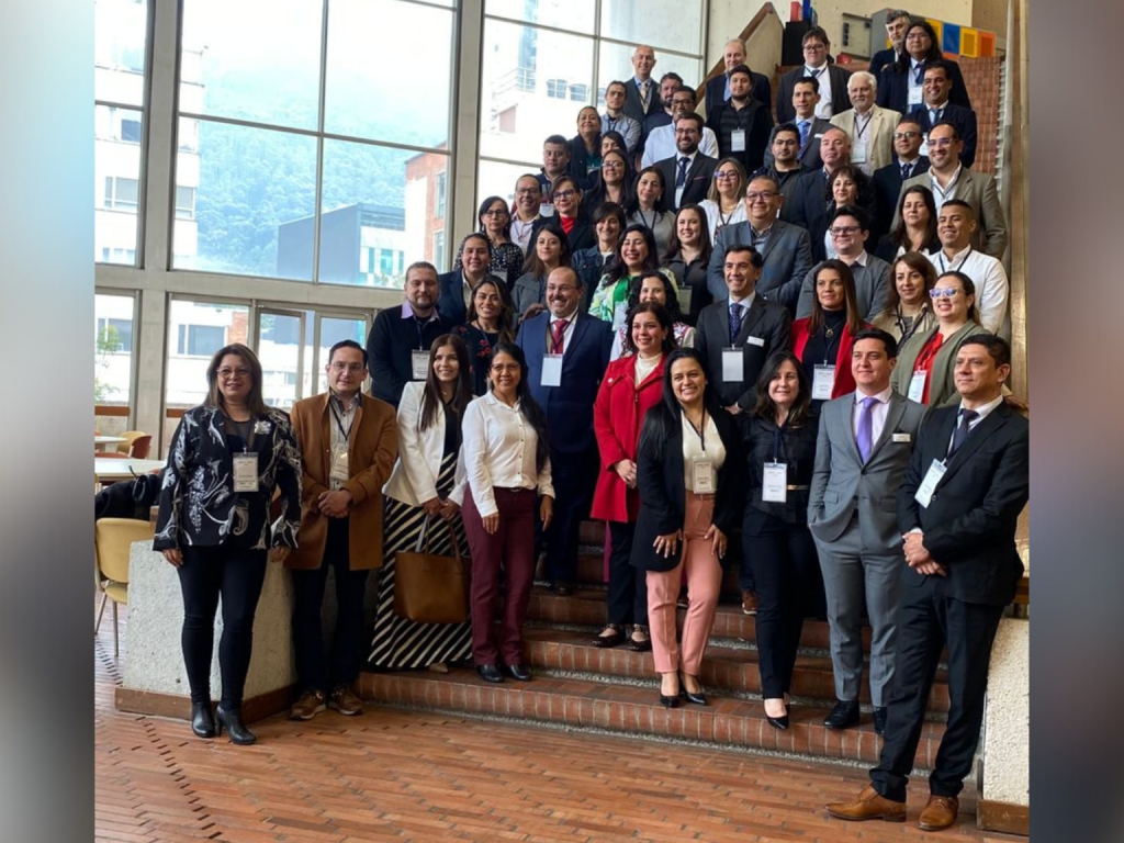 Foto grupal de las y los asistentes a encuentro Folio efectuado en Bogotá, Colombia