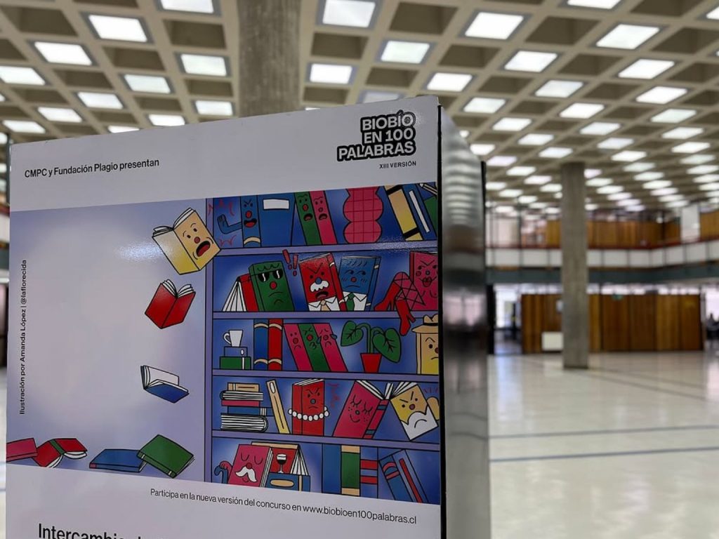 Panel con dibujo que ilustra uno de los cuentos finalistas de "Concepción en 100 Palabras" se exhibe en Hall de Biblioteca Central UdeC