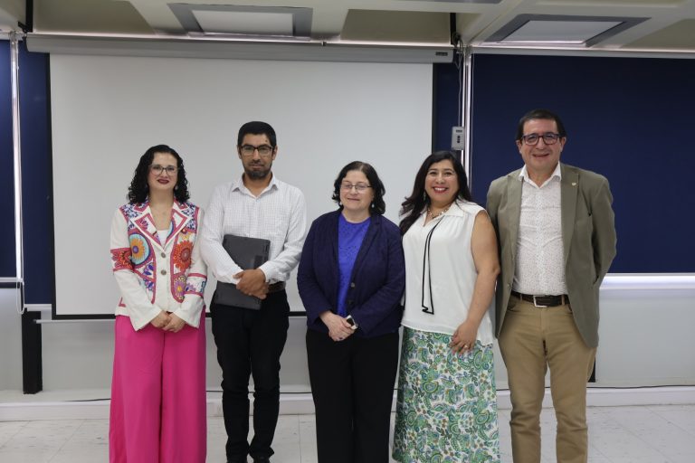 Expositor y expositora de actividad de Escuela de Verano en foto grupal junto a autoridades universitarias