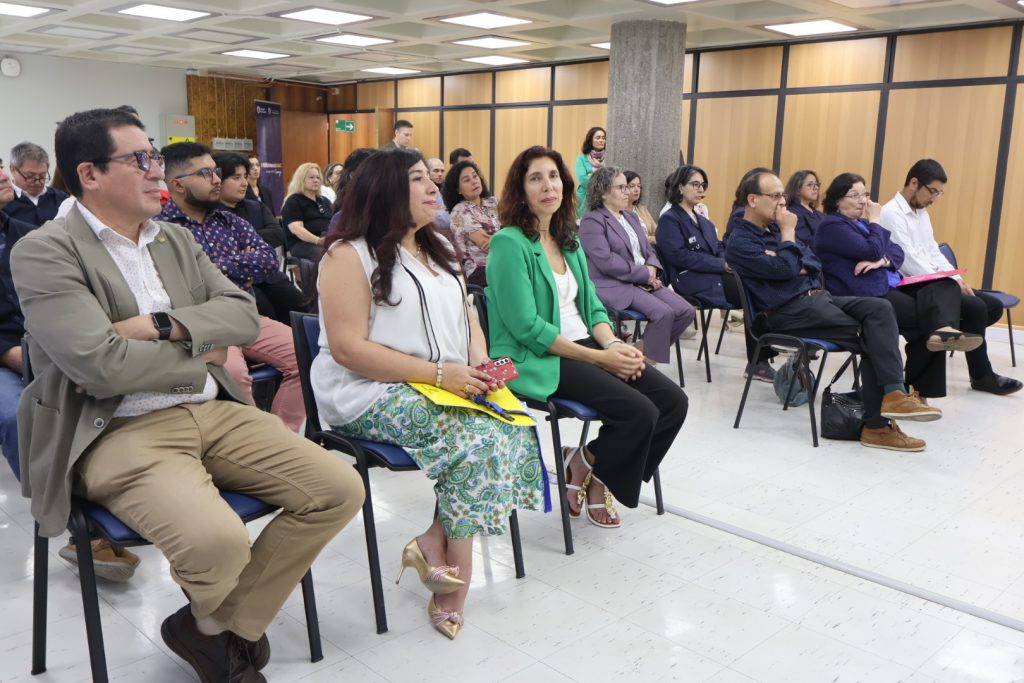 Asistentes observan presentación de índice y digitalización de revista Atenea