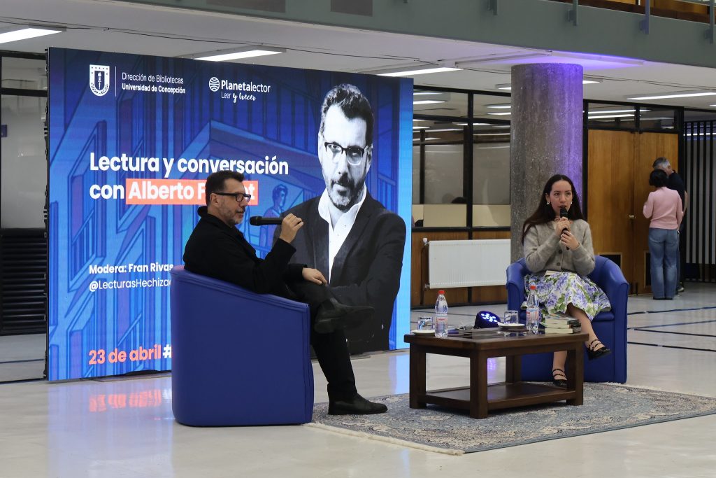Escritor Alberto Fuguet conversa con periodista Fran Rivas en Hall Central de Biblioteca Central