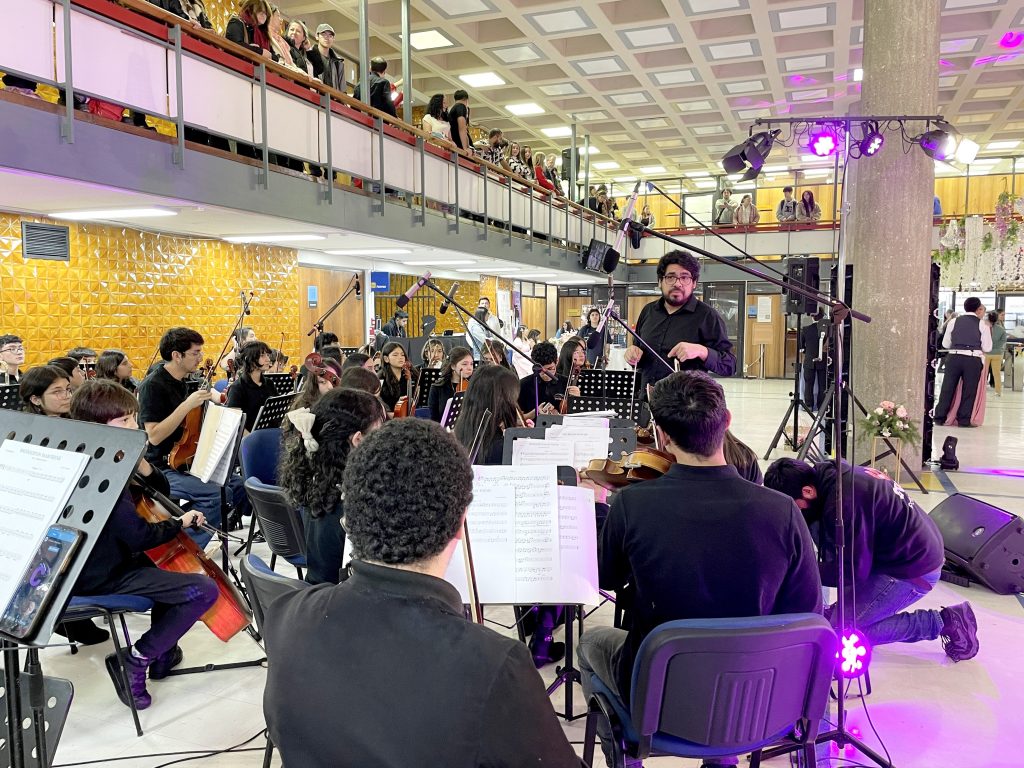 Estudiantes de Orquesta Municipal de Hualqui realizan presentación en hall de Biblioteca Central