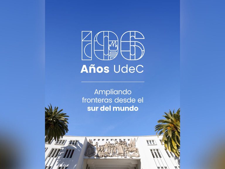 Afiche que celebra los 106 años de la UdeC con una gráfica que aparece sobre fotografía del Arco