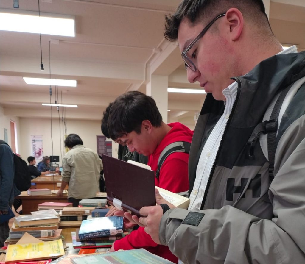 Estudiantes recogen libros durante liberación de textos en Biblioteca del Campus Chillán