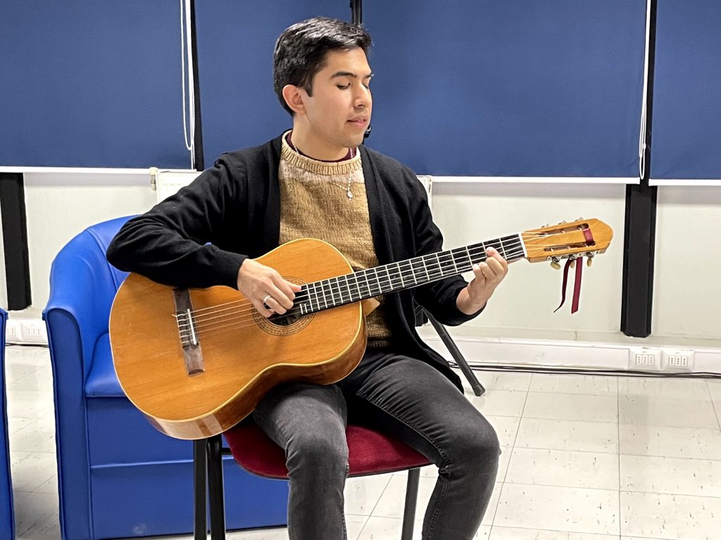 Felipe Ramos, colaborador del Archivo de Cultura Tradicional, interpreta con su guitarra una pieza campesina