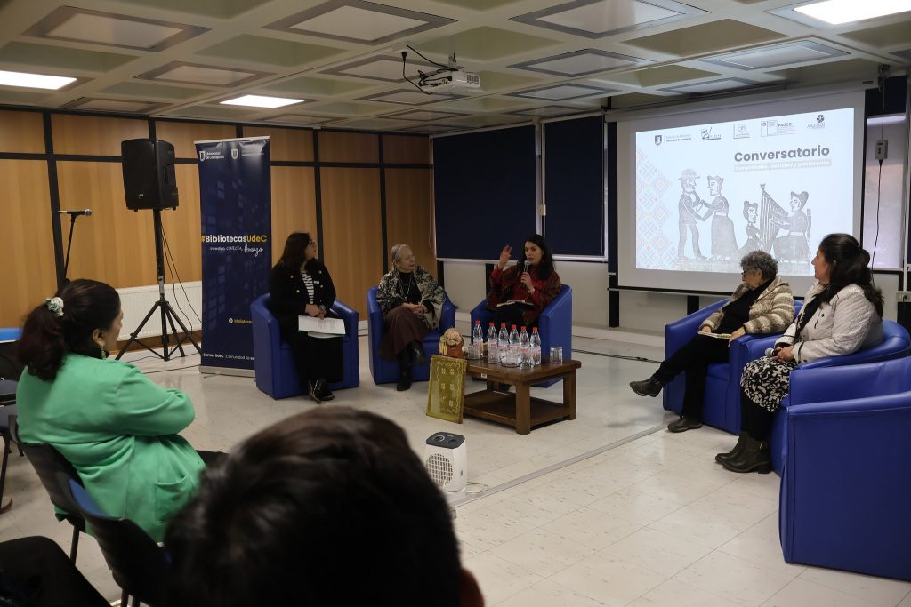 Expositoras en conservatorio sobre patrimonio intercambian ideas en sala de Biblioteca Central UdeC