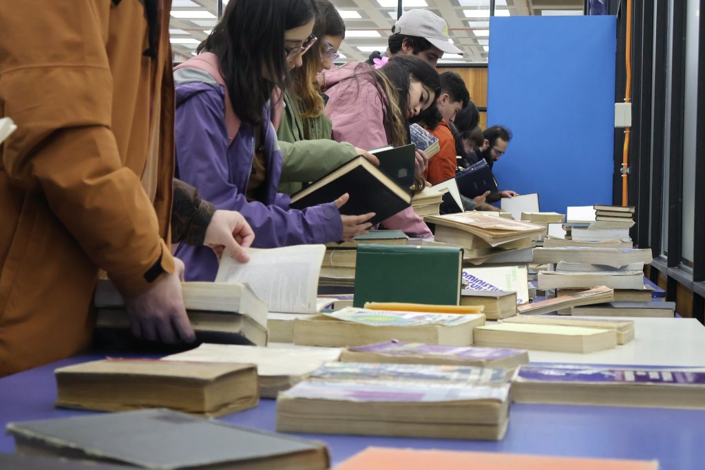 Estudiantes recogen libros durante actividad realizada en Biblioteca Central de la UdeC