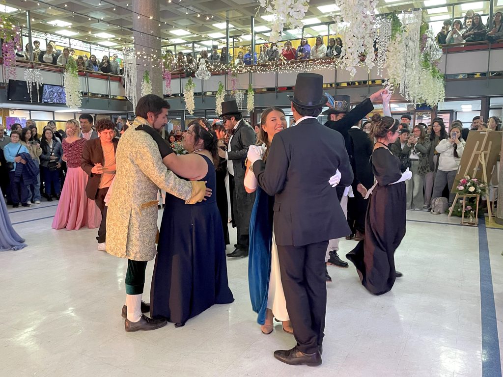 Estudiantes y comunidad bailan Durante actividad en hall de edificio Central de Bibliotecas UdeC
