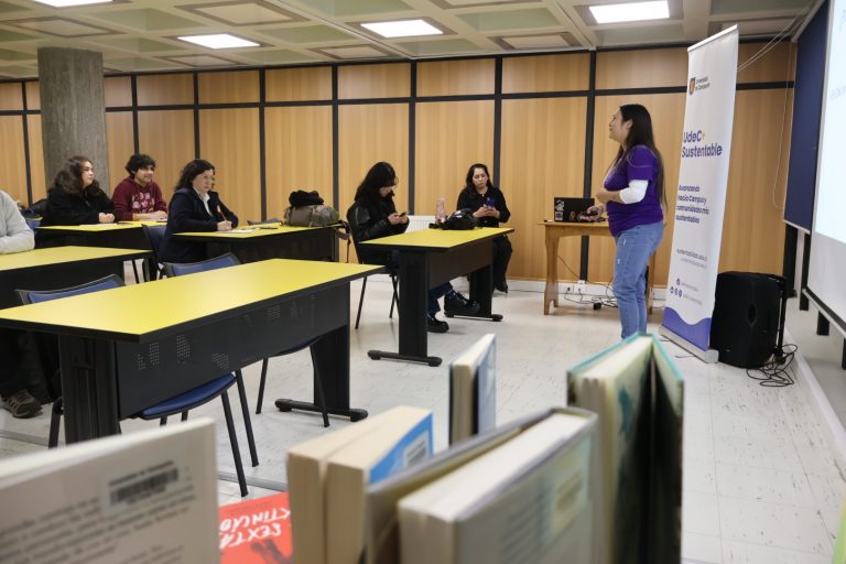 Bióloga invitada a taller de educación ambiental en Biblioteca Central conversa con asistentes