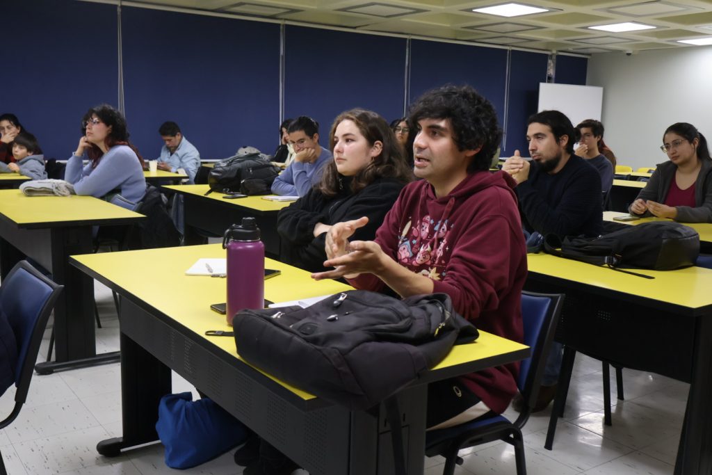 Asistente a taller de educación ambiental en Biblioteca Central realiza preguntas a expositora