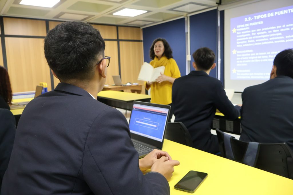 La Jefa de Circulación de Bibliotecas UdeC dicta taller a estudiantes secundarios en Biblioteca Central