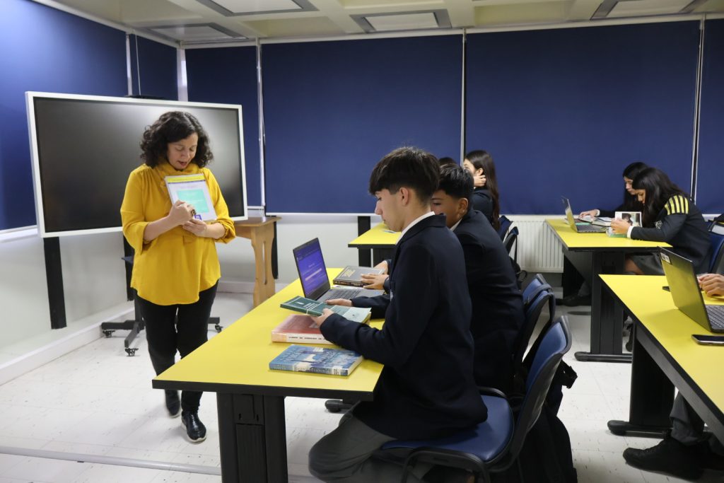 La Jefa de Circulación de Bibliotecas UdeC dicta taller a estudiantes secundarios en Biblioteca Central