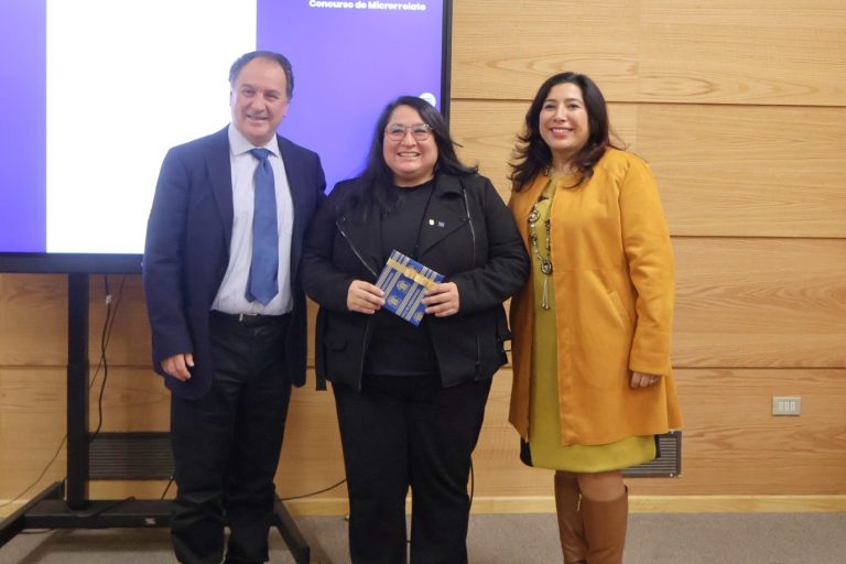 Fotografía grupal de Directora de Bibliotecas UdeC, Decano de Facultad de Odontología y académica impulsora de concurso "Odontología en 100 palabras"