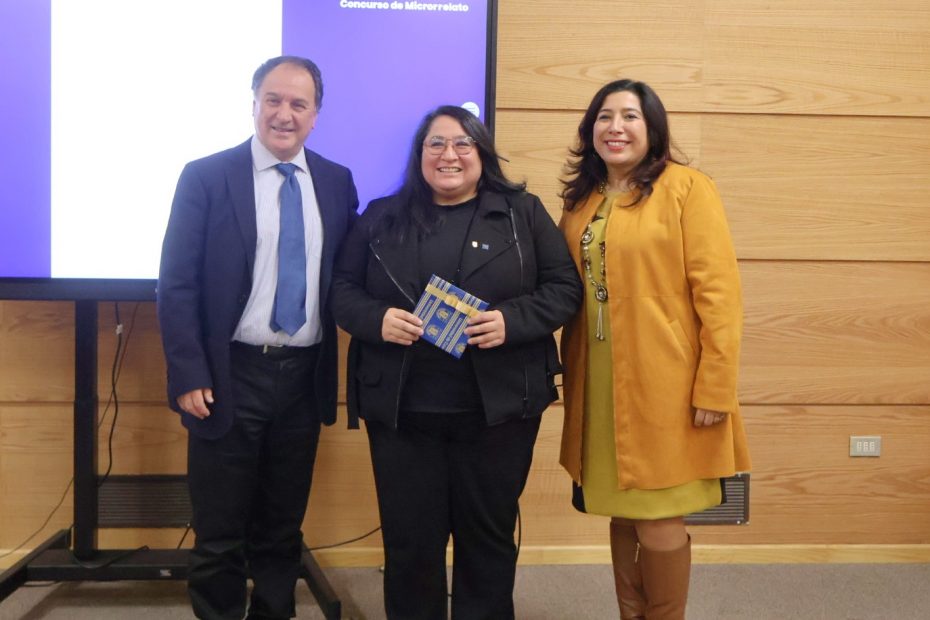 Fotografía grupal de Directora de Bibliotecas UdeC, Decano de Facultad de Odontología y académica impulsora de concurso "Odontología en 100 palabras"