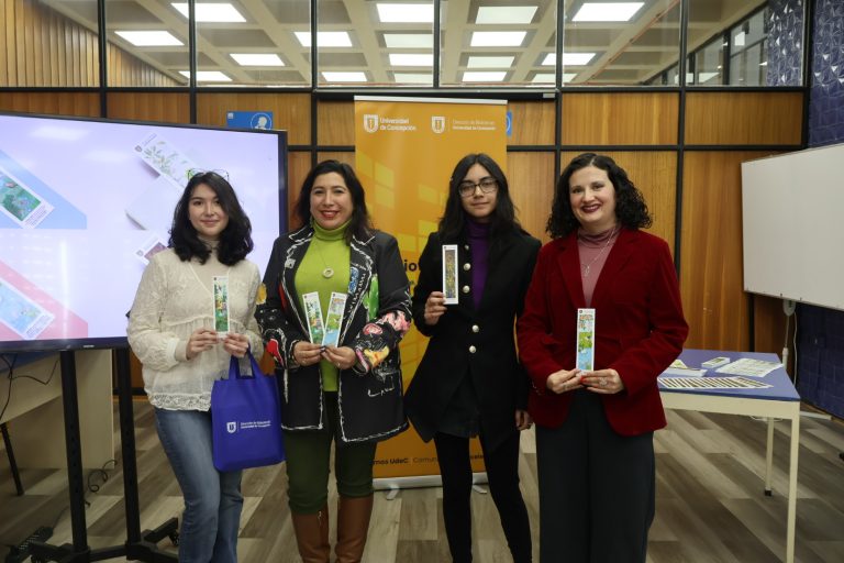 Fotografía grupal de Directora y Subdirectora de Bibliotecas UdeC con ganadoras del Concurso de Marcapáginas 2025