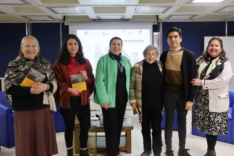 Fotografía grupal de invitadas a conservatorio sobre patrimonio en Biblioteca Central UdeC