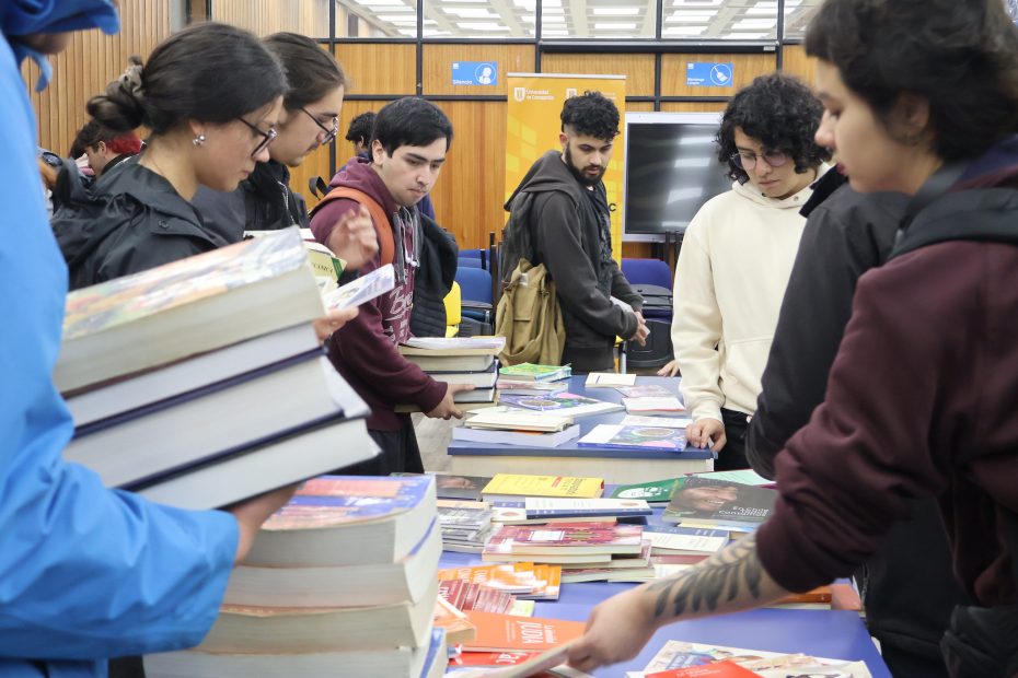 Estudiantes recogen libros durante actividad realizada en Biblioteca Central de la UdeC