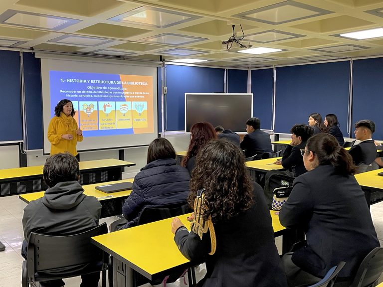 La Jefa de Circulación de Bibliotecas UdeC dicta taller a estudiantes secundarios en Biblioteca Central