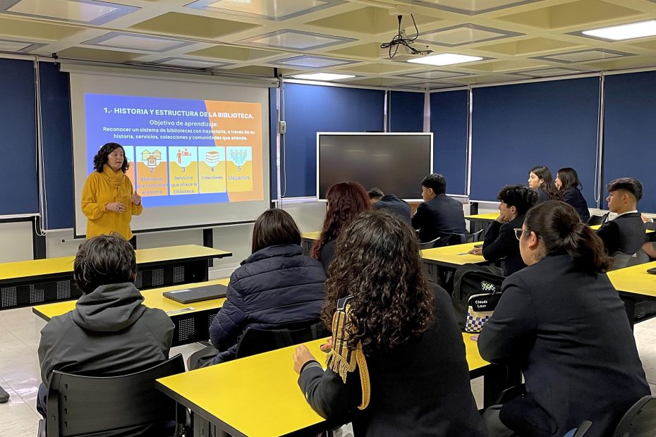 La Jefa de Circulación de Bibliotecas UdeC dicta taller a estudiantes secundarios en Biblioteca Central