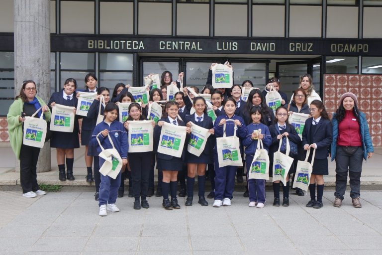 Foto grupal de estudiantes de Escuela Helen Keller de Hualpén en frontis de edificio Central