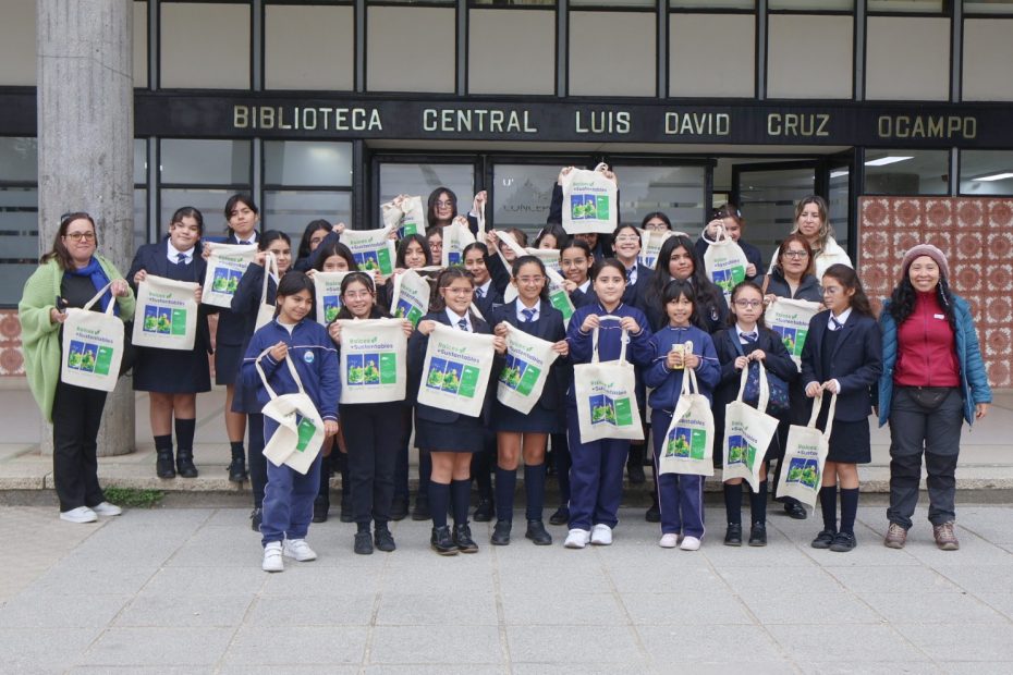 Foto grupal de estudiantes de Escuela Helen Keller de Hualpén en frontis de edificio Central