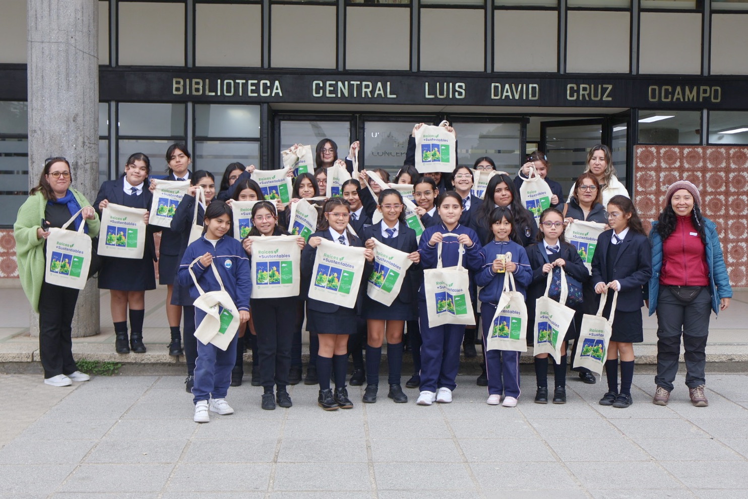 Foto grupal de estudiantes de Escuela Helen Keller de Hualpén en frontis de edificio Central