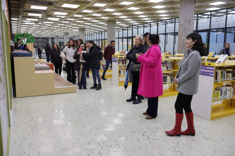 Autoridades UdeC muestras a Alumni UdeC remozadas instalaciones del cuarto piso del edificio Central
