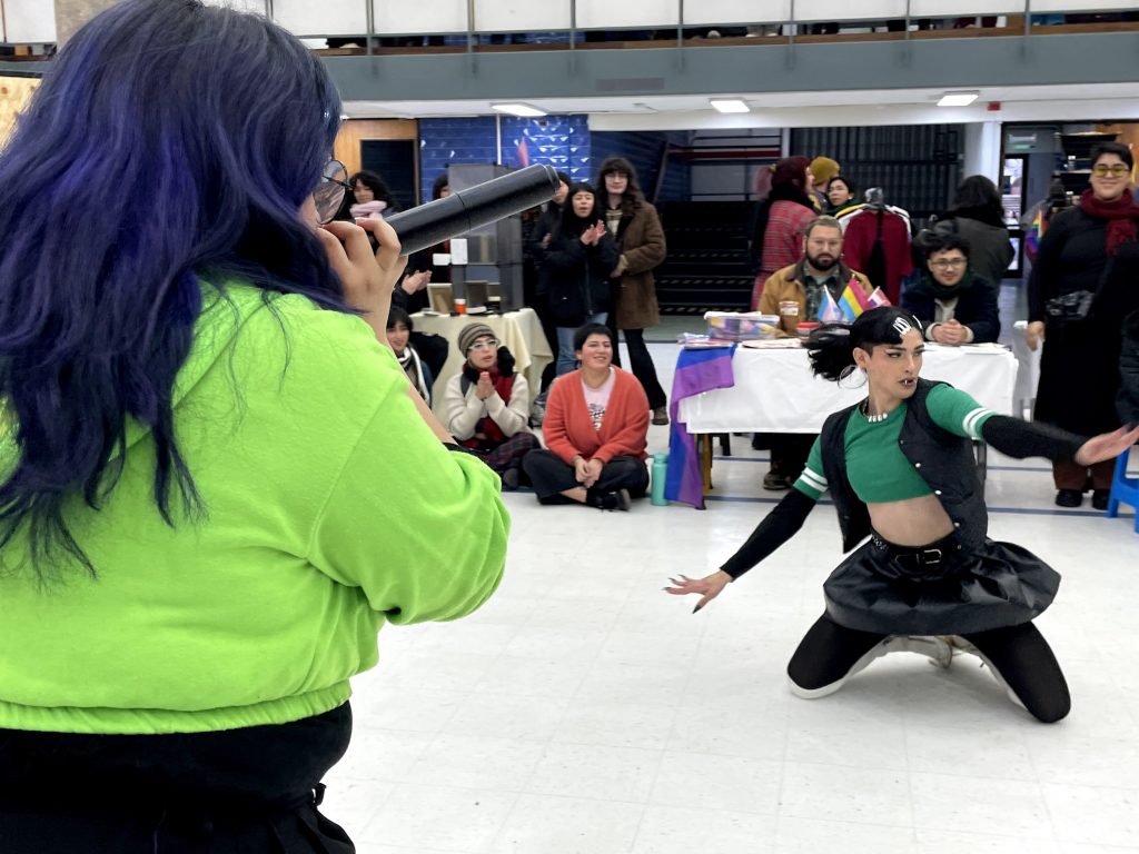 Grupo ejecuta coreografía Ballroom en hall de la Biblioteca Central