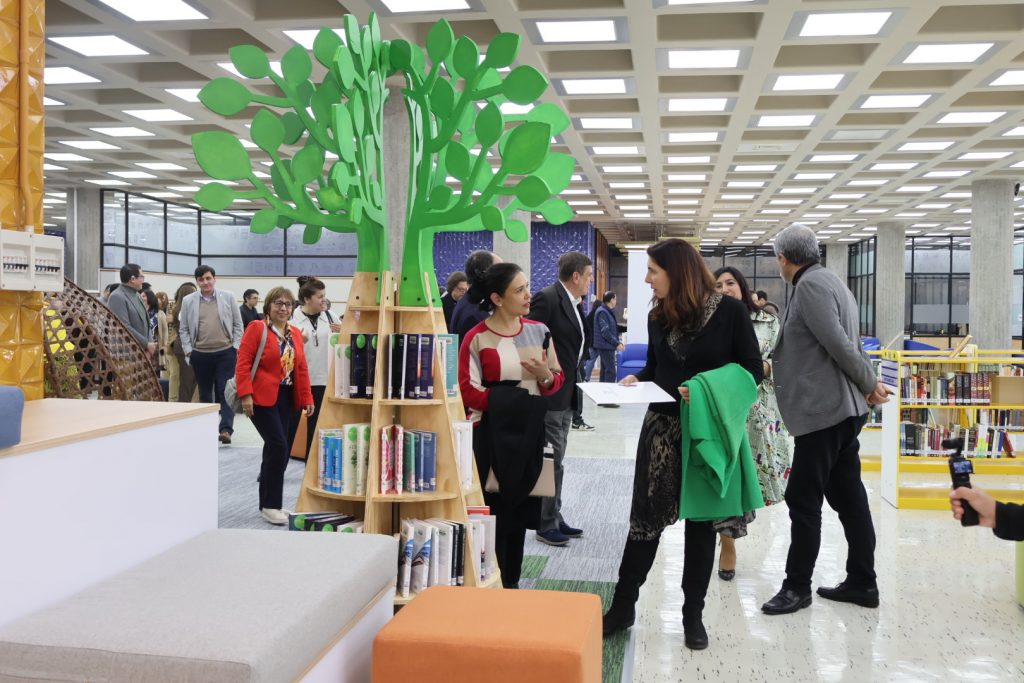 Autoridades visitan renovado cuarto piso de la Biblioteca Central UdeC