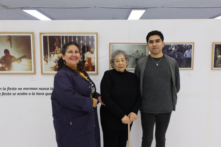 Foto grupal donde aparece la destacada folclorista Patricia Chavarría junto a su asistente Felipe Ramos y la Jefa de la Unidad de Patrimonio de Bibliotecas UdeC, Ema Rosas