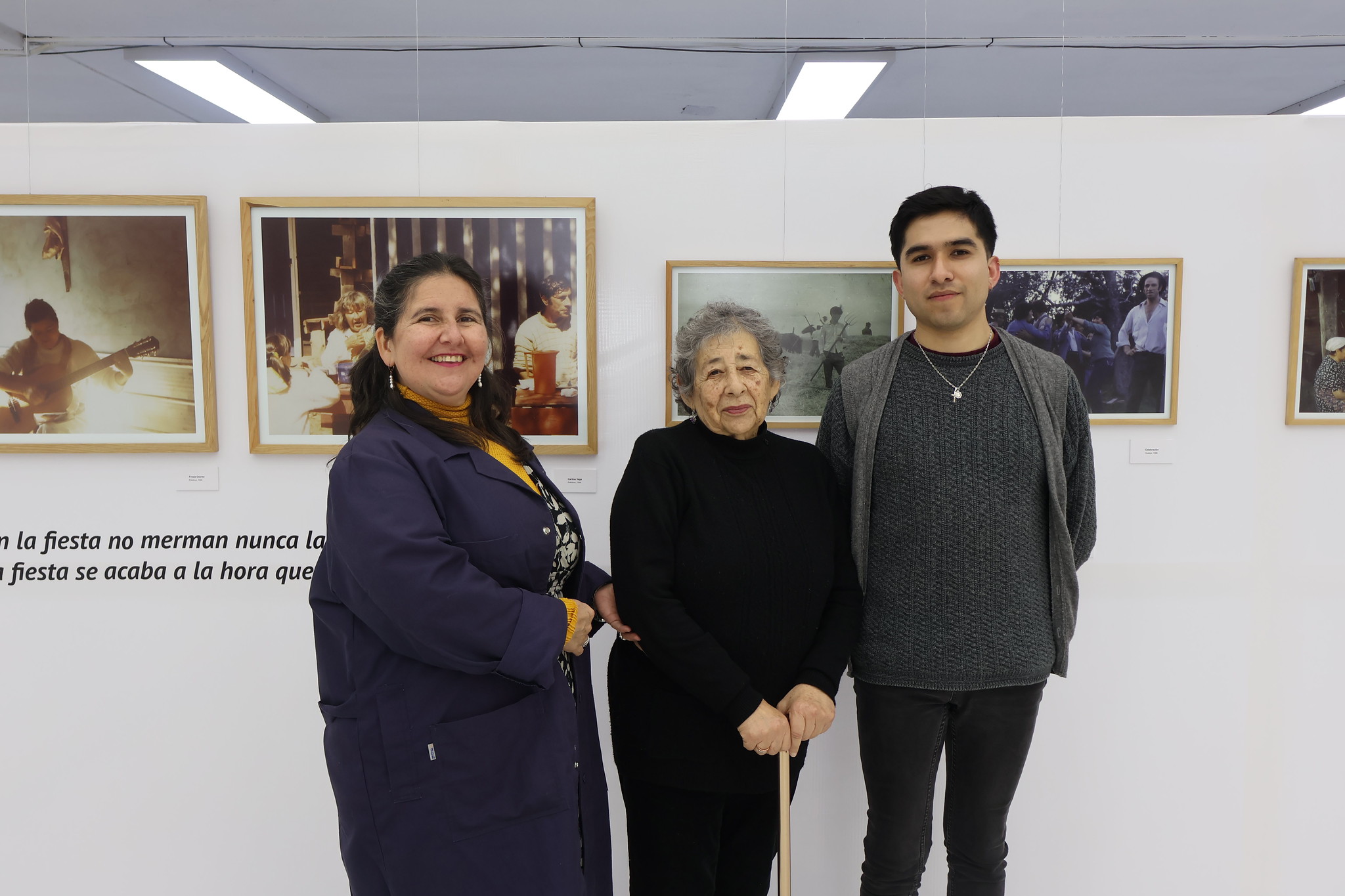 Foto grupal donde aparece la destacada folclorista Patricia Chavarría junto a su asistente Felipe Ramos y la Jefa de la Unidad de Patrimonio de Bibliotecas UdeC, Ema Rosas