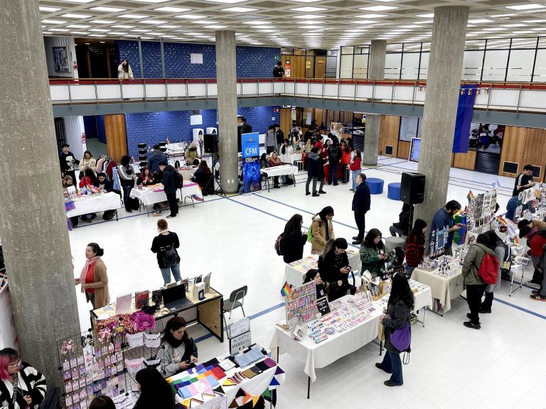 Imagen que muestra el Hall de la Biblioteca Central durante feria por diversidad sexual