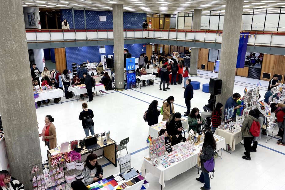 Imagen que muestra el Hall de la Biblioteca Central durante feria por diversidad sexual