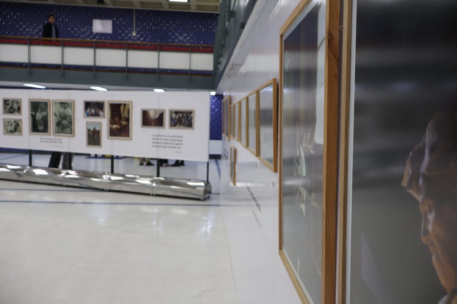 Vista de los cuadros expuestos como parte de exposición que en el hall de la Biblioteca Central alberga colección de fotografías capturadas por Patricia Chavarría