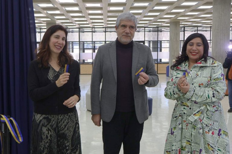 Foto grupal de Rector y Vicerrectora UdeC junto a Directora de Bibliotecas tras corte de cinta