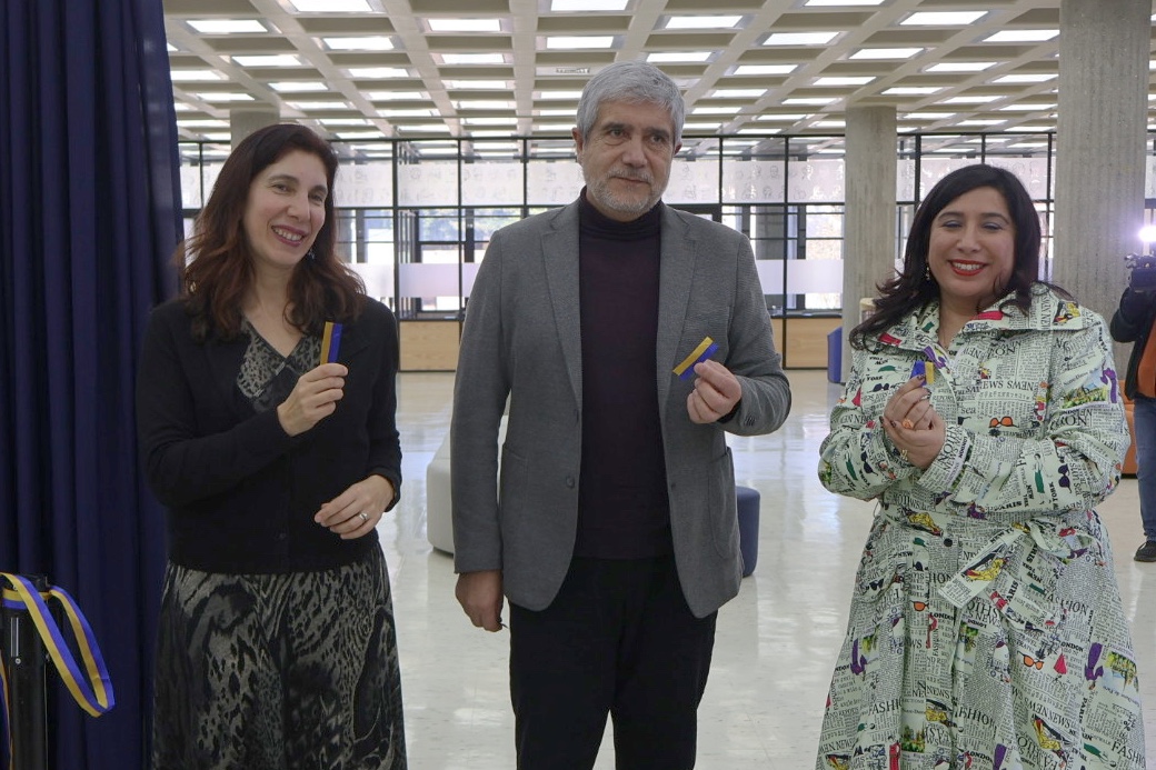 Foto grupal de Rector y Vicerrectora UdeC junto a Directora de Bibliotecas tras corte de cinta