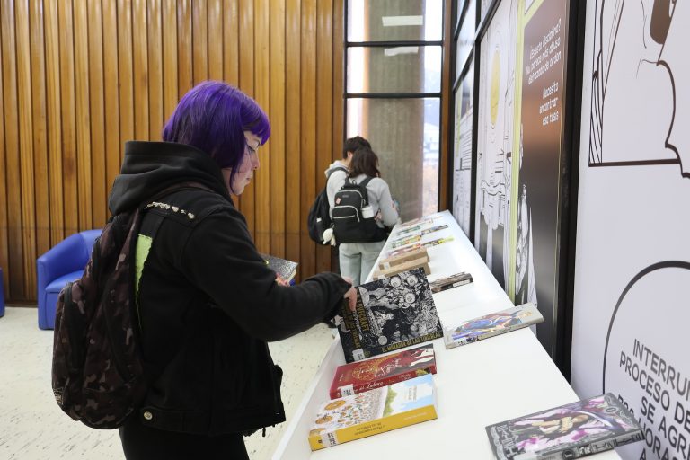 Estudiante revisa colección de cómics durante reinauguración del cuarto piso del edificio Central de Bibliotecas UdeC