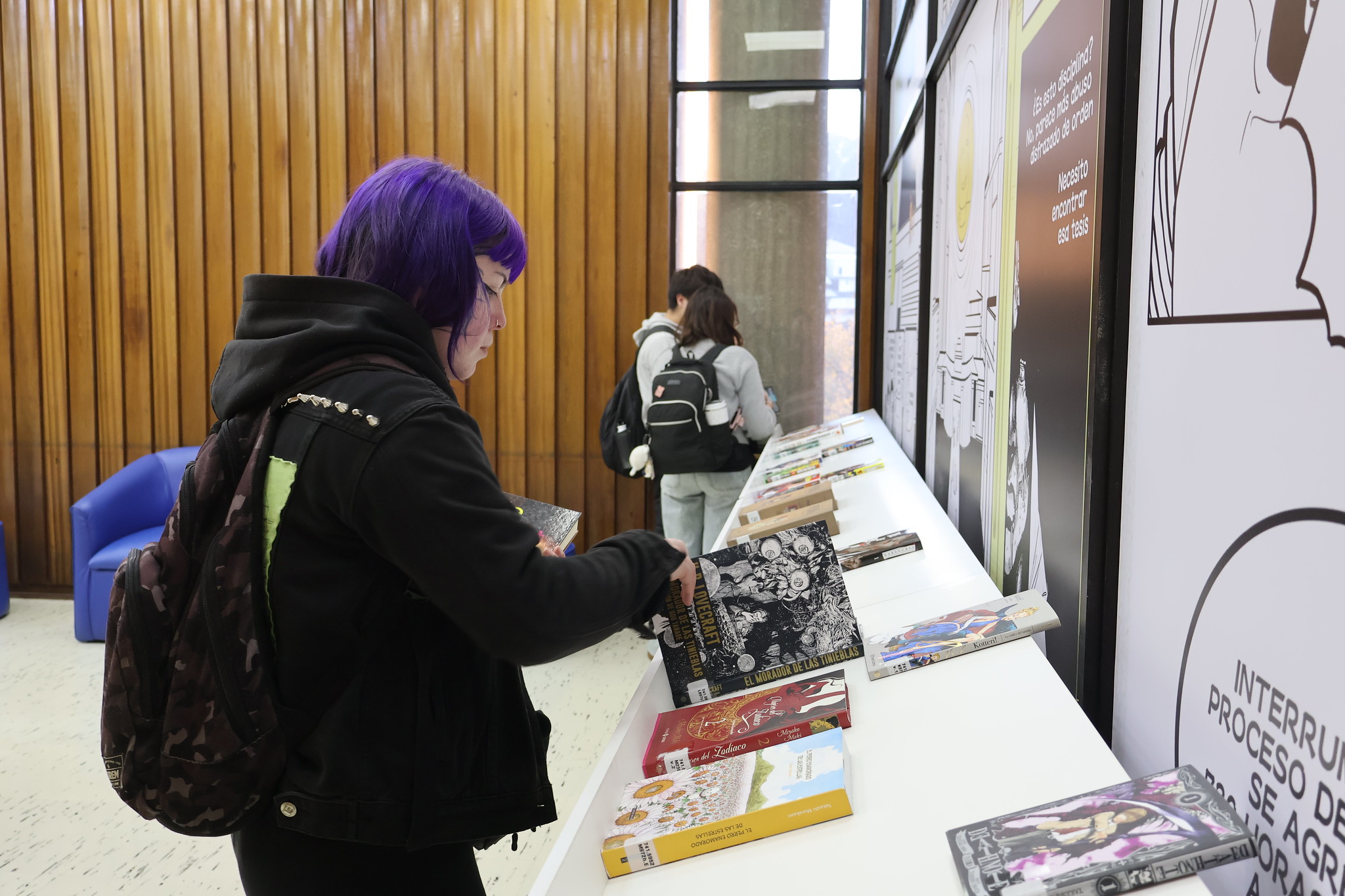 Estudiante revisa colección de cómics durante reinauguración del cuarto piso del edificio Central de Bibliotecas UdeC