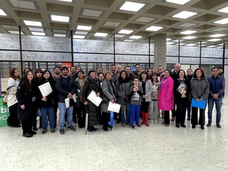 Foto grupal de autoridades y visitantes de recorrido realizado al cuarto piso del edificio Central de Bibliotecas UdeC