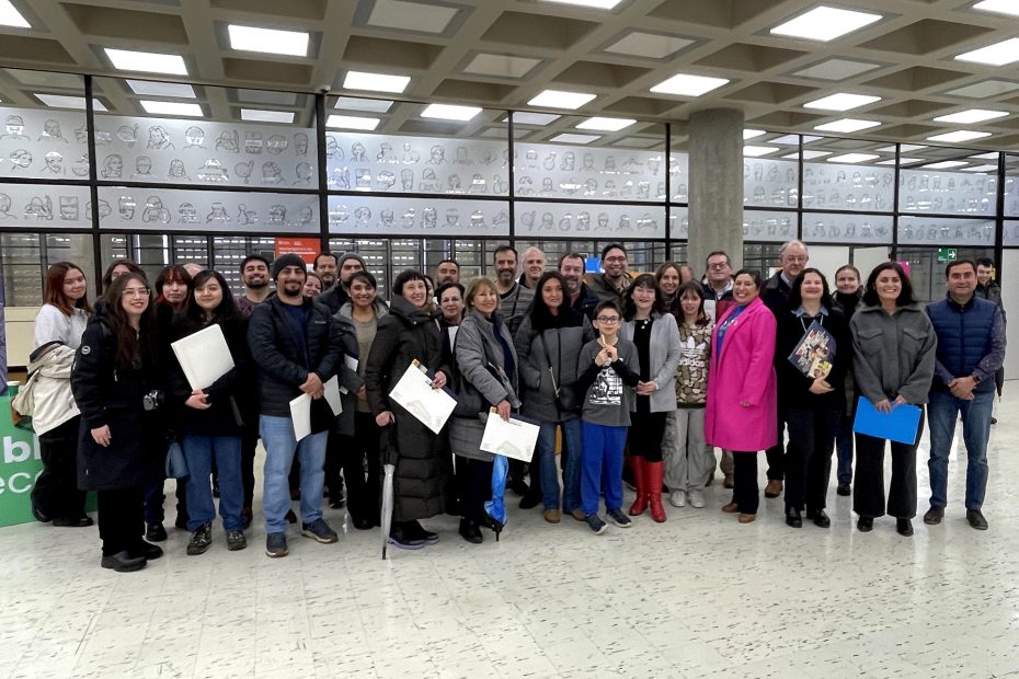 Foto grupal de autoridades y visitantes de recorrido realizado al cuarto piso del edificio Central de Bibliotecas UdeC