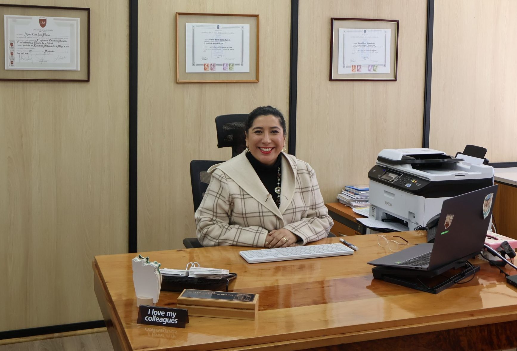 Foto que muestra a la Directora de Bibliotecas UdeC, Karen Jara Maricic, en su escritorio