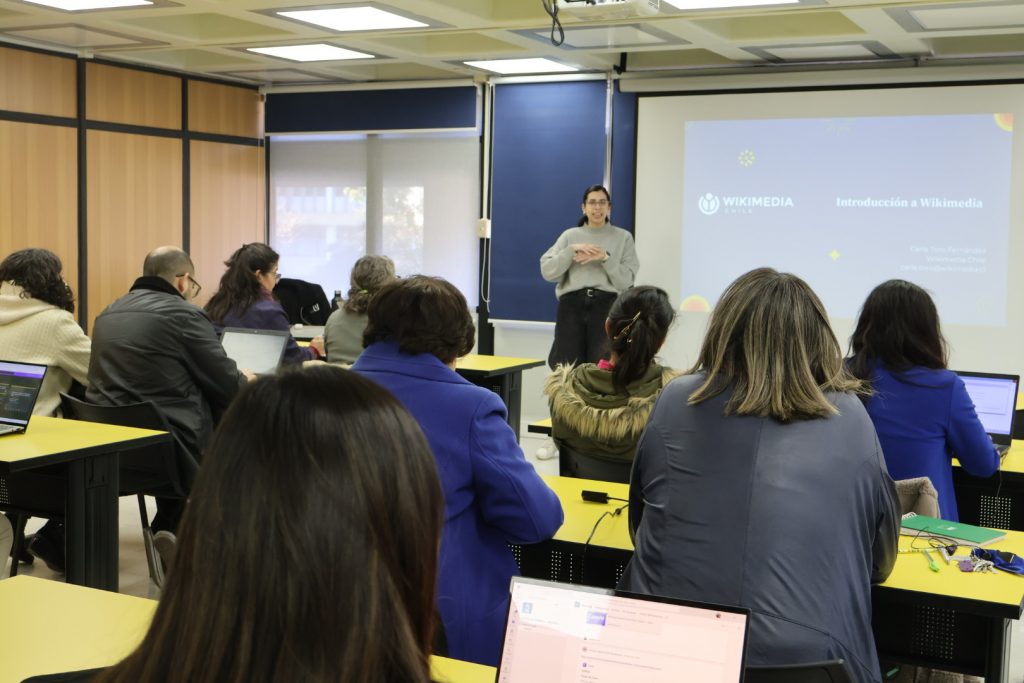 Subdirectora de Wikimedia Chile dicta charla en sala de Biblioteca Central
