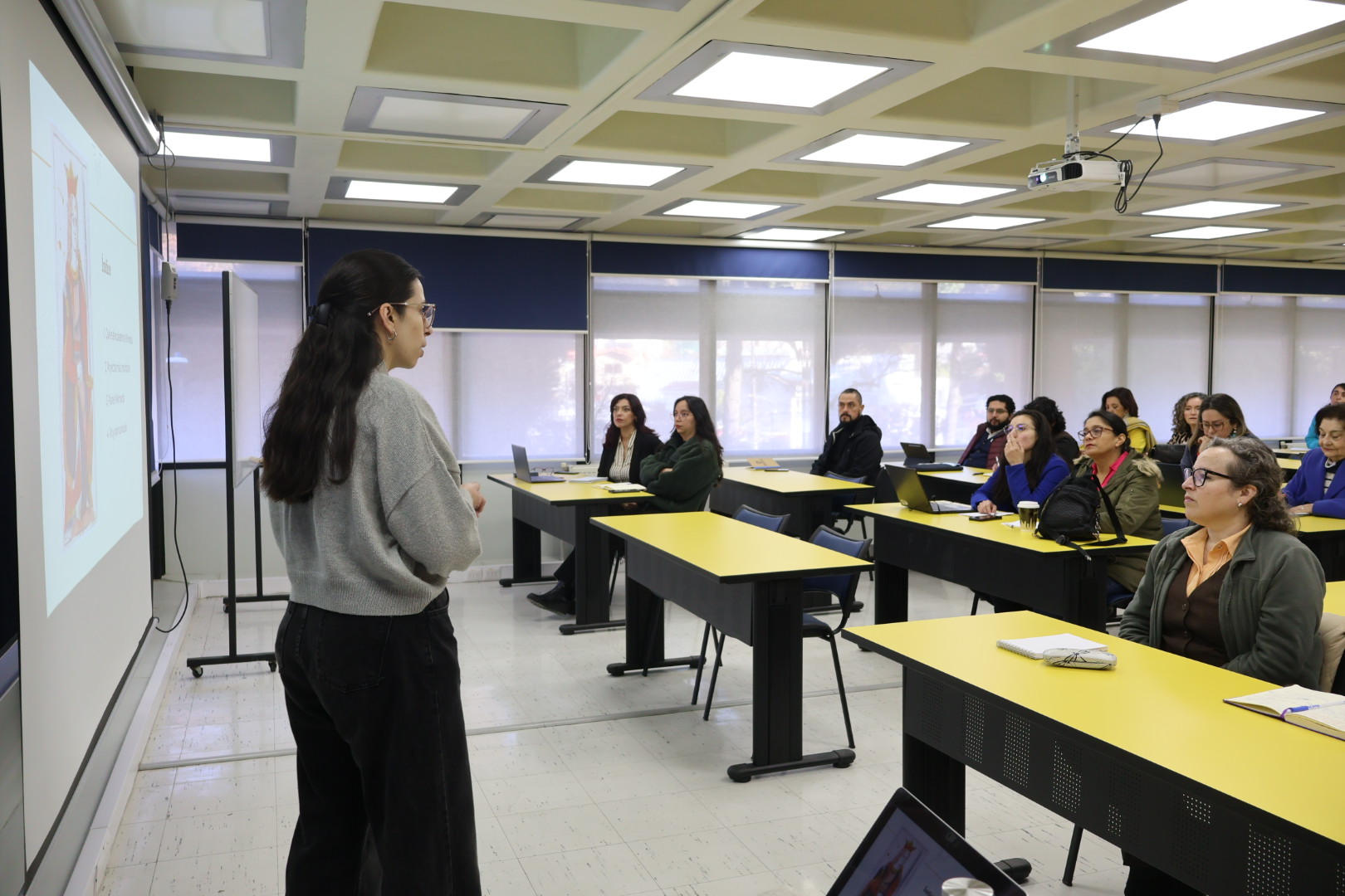 Subdirectora de Wikimedia Chile dicta charla en sala de Biblioteca Central
