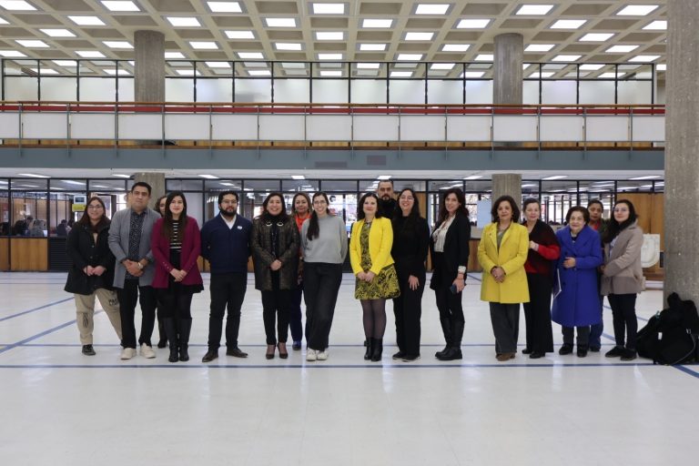 Fotografía de equipo de Bibliotecas UdeC en Hall de edificio Central